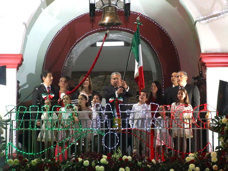 Llena Escobedo de música y tradición noche del grito
