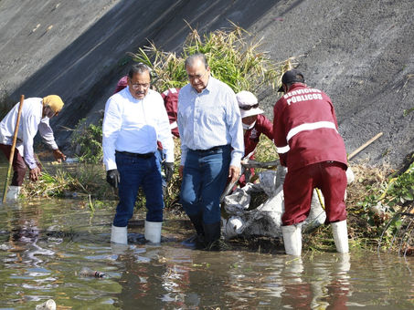Limpia Escobedo pluviales y alcantarillas; piden a la población no tirar basura