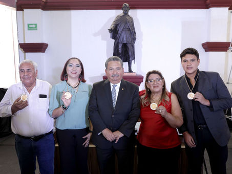Reconoce Escobedo con presea a ciudadanos distinguidos