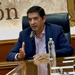 Pide Canales licencia para contender en proceso de Escobedo