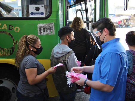 Samuel entrega dos mil cubrebocas entre usuarios del transporte