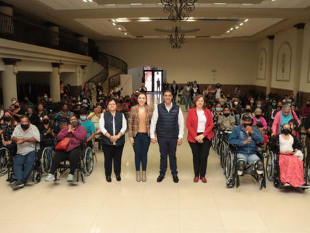 Entregan en Juárez sillas de ruedas