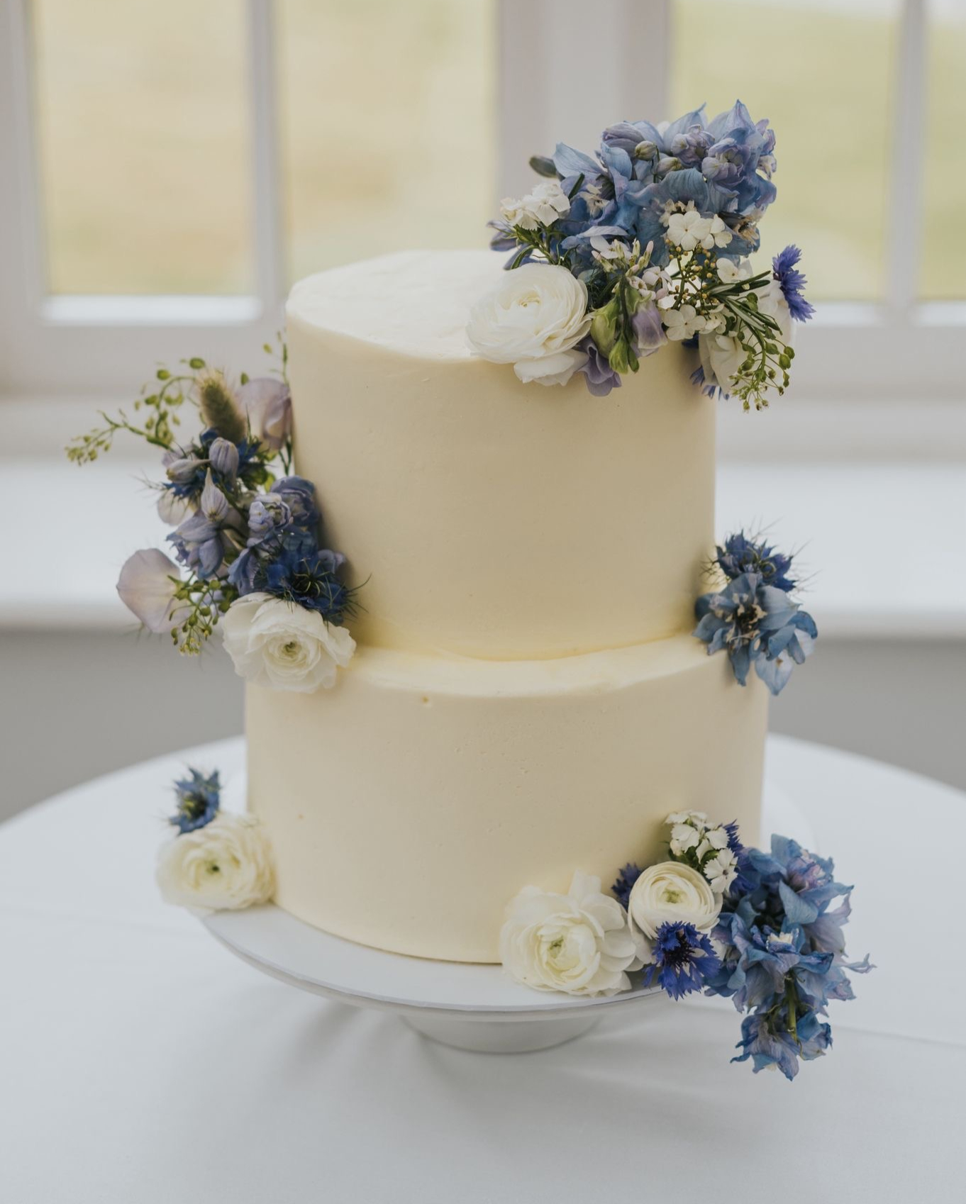 Blue and white wedding cake tiered flowers 16.05.26