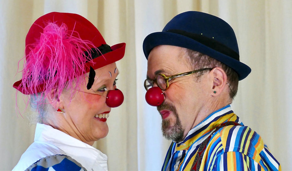 Die Clowns Elfie & Anton lächeln sich an.jpg