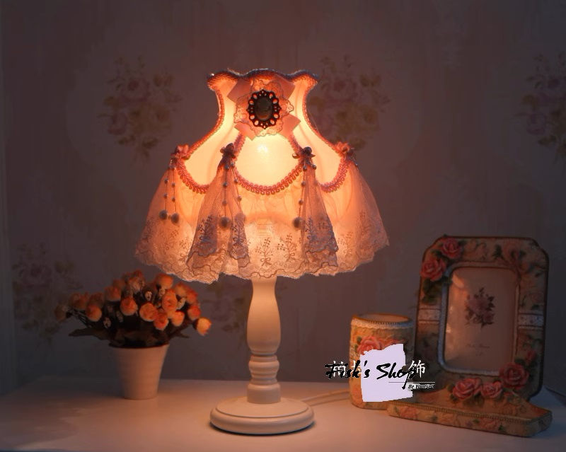 Thumbnail: Đèn ngủ để bàn dây ngọc viền rủ ren dài nơ ruy băng mặt đá DN004
