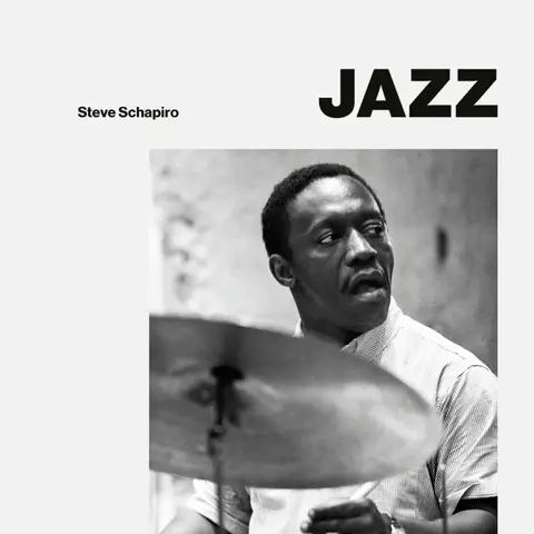 Fotoboek Jazz van Steve Schapiro toont iconische zwart-witfoto’s van legendarische jazzmuzikanten en de sfeer van de jazzscene uit de jaren 50 en 60.