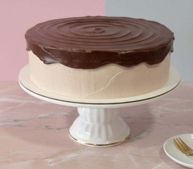 Ponqué Pastelería Biema de Chocolate con crema de milo.jpeg