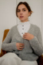 Femme élégante avec col amovible