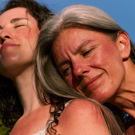 Por qué algunas manchas aparecen años después: El daño solar que no ves