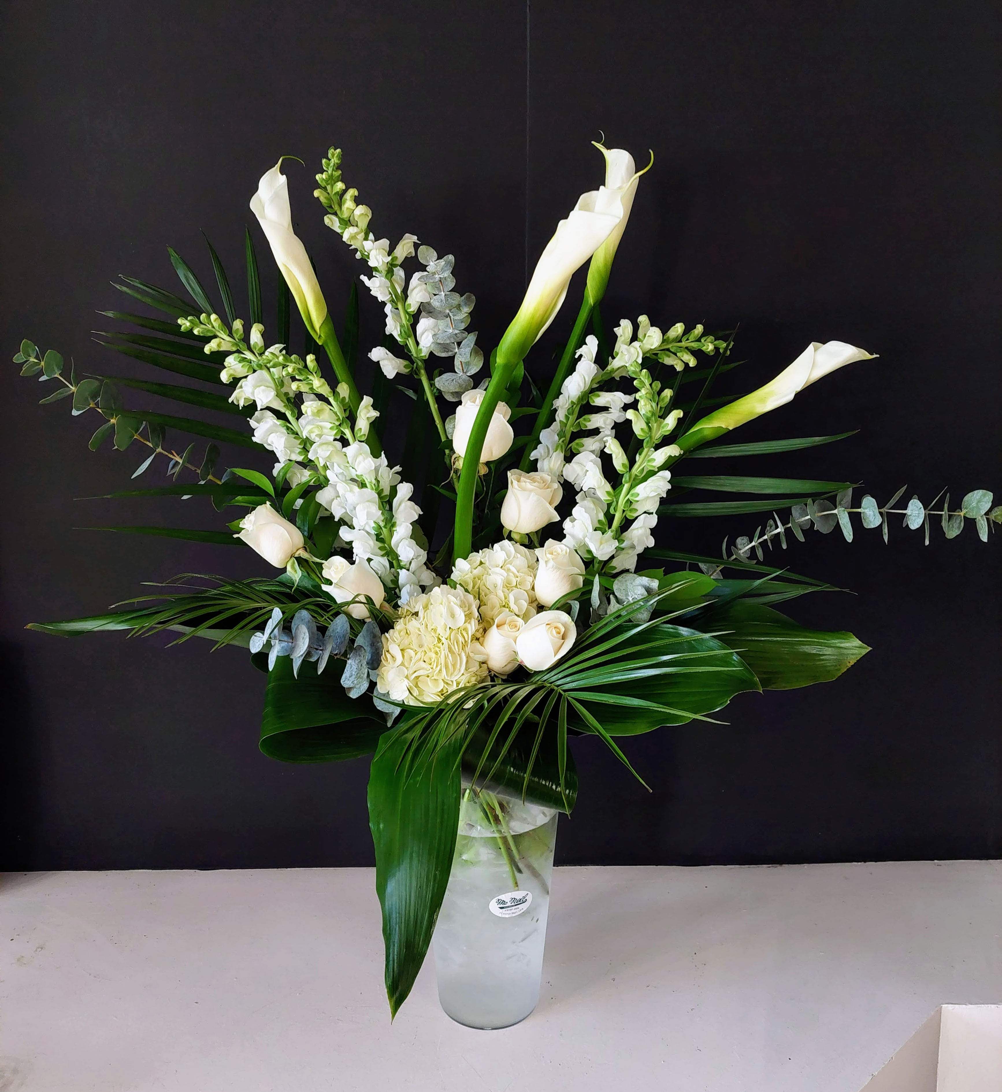 Lys callas, mufliers blancs, roses blanches, hydrangées, eucalyptus et verdures