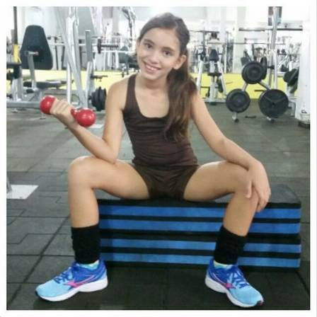 Anna Clara pega pesos de até 1Kg com orientação do pai, o professor de educação física Wesley Mansur Foto: Reprodução / Instagram