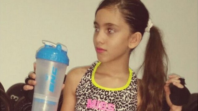 Anna Clara Mansur tem 9 anos e se auto-intitula "musinha fitness" Foto: Reprodução / Instagram
