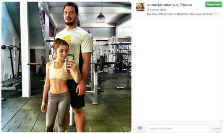 "O abdômen dos seus sonhos", diz a garota na legenda de uma das fotos no Instagram.