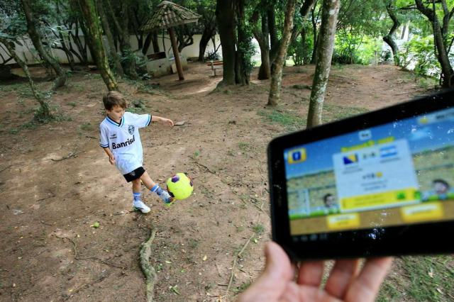 Heros joga bola no condomínio onde mora com os pais, que o estimularam a preferir brincadeiras ao ar livreFoto: Carlos Macedo / Agencia RBS