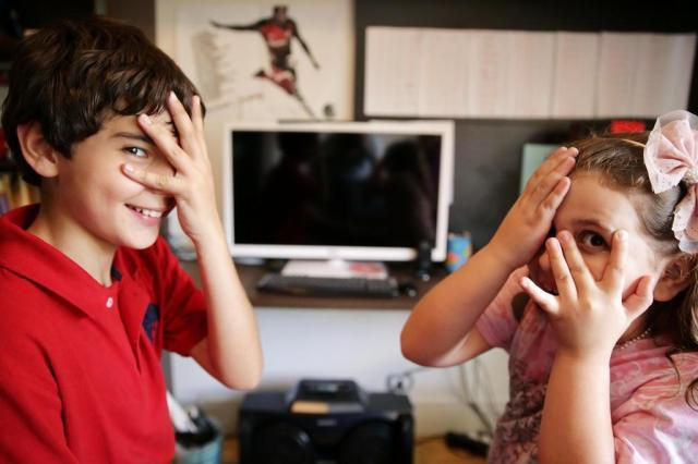 José Germano, 10 anos, e Maria Júlia, sete anos, sofrem sem poder usar celular, computador, tablet, videogame e TV - Foto: Bruno Alencastro / Agencia RBS