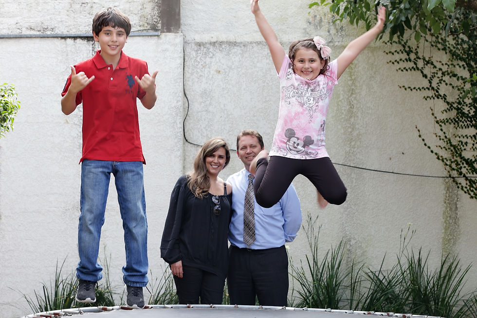 Os irmãos José Germano, 9 anos, e Maria Júlia, sete, pularam na cama elástica, subiram em árvores, colheram e comeram pitangas no pátio Foto: Bruno Alencastro / Agência RBS