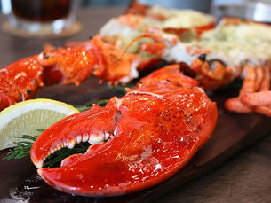 戴上围兜拿起木槌,大舕波士顿龙虾。大厨驻场的人气海鲜专卖:Crab and Claw @ EmQuartier