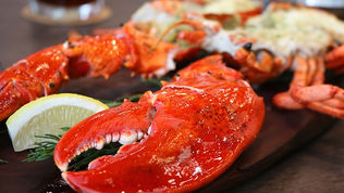 戴上围兜拿起木槌,大舕波士顿龙虾。大厨驻场的人气海鲜专卖:Crab and Claw @ EmQuartier