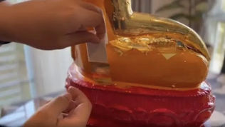 快看在泰国拜佛金箔怎么贴,可是大有学问喔!