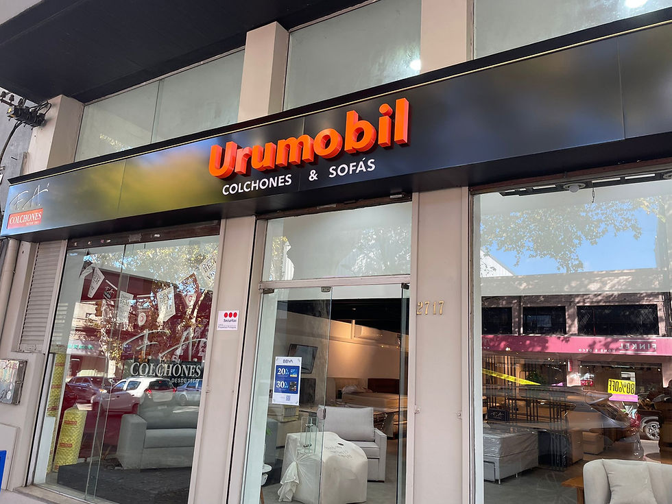 Fachada de tienda Urumobil con letrero de colchones y sofás