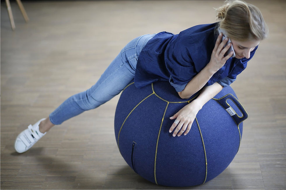 Femme au téléphone sur un ballon Vluv.