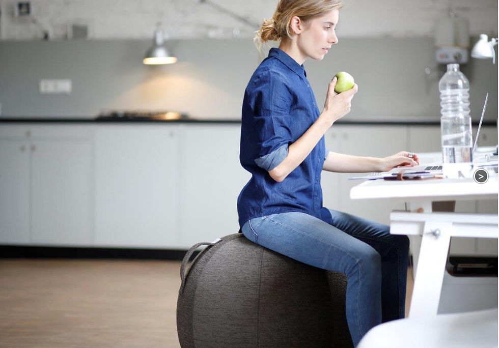 Femme à son bureau sur un ballon Vluv