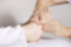 Padabhyanga: entspannende Fuß- und Unterschenkelmassage bei Vera Schulte. KI-generiertes Bild.