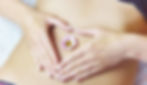 Sanfte Bauchmassage bei Kinderwunsch im Rahmen der ganzheitlichen Frauengesundheit bei Vera Schulte. KI-generiertes Bild.