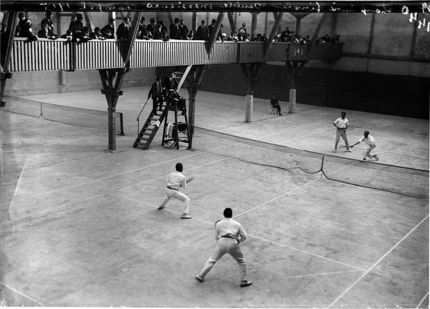 Männer-Doppel an den Schweizerischen Hallen-Tennis-Meisterschaften in Genf, 1915. Glasplattennegativ ©, KEYSTONE/Photopress