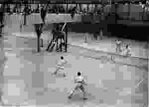 Männer-Doppel an den Schweizerischen Hallen-Tennis-Meisterschaften in Genf, 1915. Glasplattennegativ ©, KEYSTONE/Photopress