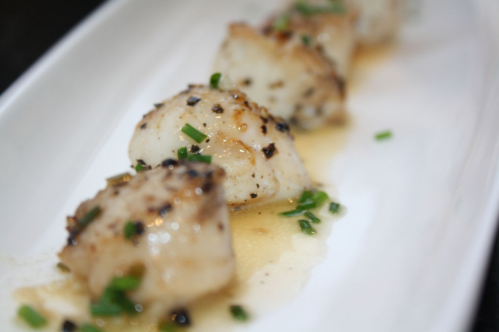Pan Seared scallops w garlic, chive 