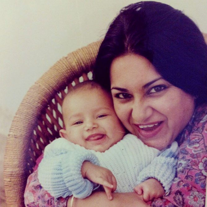 Aisha with her mother in the winter of 1987 (New Delhi).