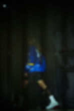 Paula Hartmann Live Auftritt, dunkel abwedelnd