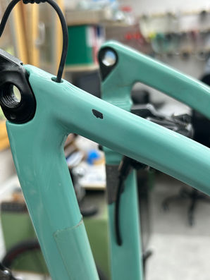 Carbon Reparatur, Carbon Reparatur Schweiz, Carbon rahmen Reparatur, Carbon schaden am Fahrrad, Carbon rahmen gebrochen, Velorahmen reparieren, Velo Reparatur Bern, Carbon rahmen Lackieren Schweiz, Velo lackieren, Velo lackieren Schweiz, Velo lackieren Bern, Fahrradrahmen Reparatur, Fahrradrahmen Lackierung, Bikerecovery