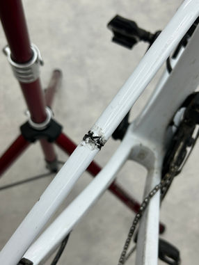 Carbon Reparatur, Carbon Reparatur Schweiz, Carbon rahmen Reparatur, Carbon schaden am Fahrrad, Carbon rahmen gebrochen, Velorahmen reparieren, Velo Reparatur Bern, Carbon rahmen Lackieren Schweiz, Velo lackieren, Velo lackieren Schweiz, Velo lackieren Bern, Fahrradrahmen Reparatur, Fahrradrahmen Lackierung, Bikerecovery