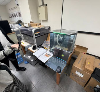 大學教學研究單位使用WAZER桌上型水刀與CNC進行材料加工研發