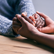 tomados de la mano