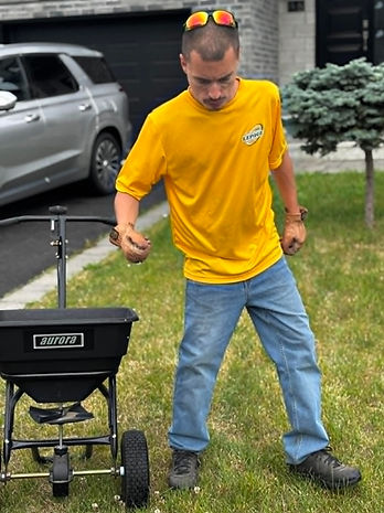 technicien en train de faire l'épandage d'engrais sur un terrain de Mercier