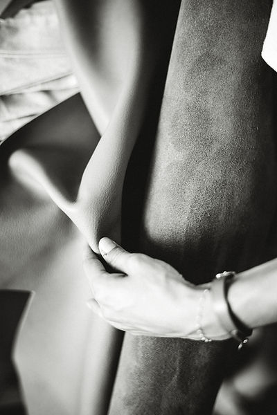 Matière cuir touché par l'artisan Alek Atelier