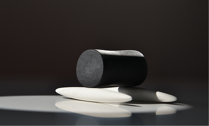 Shadow Shift - Die Skulptur befindet sich im flachen, zeitweise vom Wind bewegten Wasser.
Material: Marmor
Höhe: 160 cm