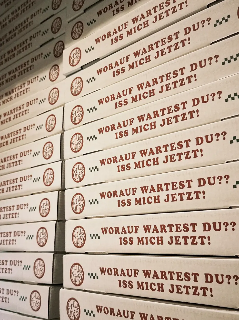 Crustopia-Pizzaboxen im Design-Stil, für ein besonderes Take-away-Erlebnis.