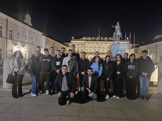 Członkowie spółdzielni uczniowskiej EUREKA wzięli udział w spektaklu "Śluby panieńskie" Aleksandra Fredry