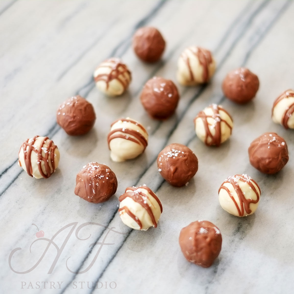 Трюфели "Бейлиз"  в темном  и белом шоколаде