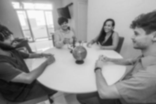 Nossa equipe sorrindo, sentados numa mesa