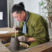 足立区竹の塚_陶芸体験ラボ回_電動ロクロ_作務衣