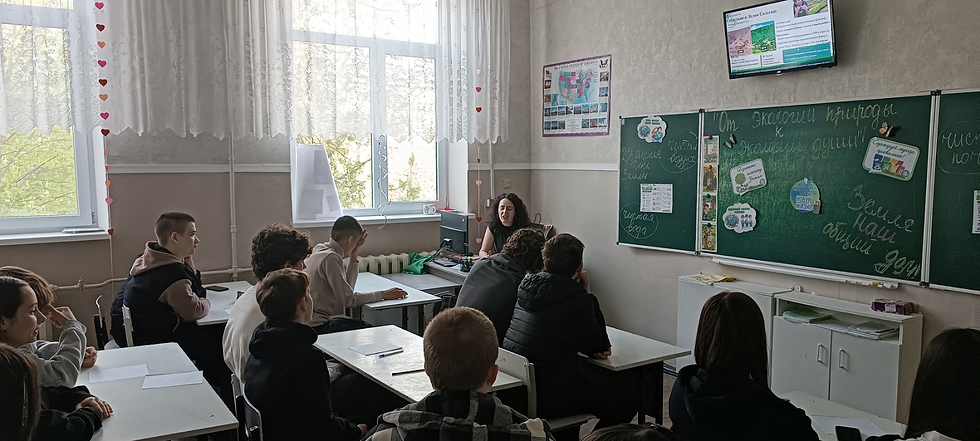 Учащиеся 9Г класс и классный руководитель Кара Е.С.