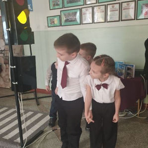 Занятия в рамках «ЮИД»: 1-Б класс МОУ «БСОШ№2» и учащиеся интерната для слабослышащих