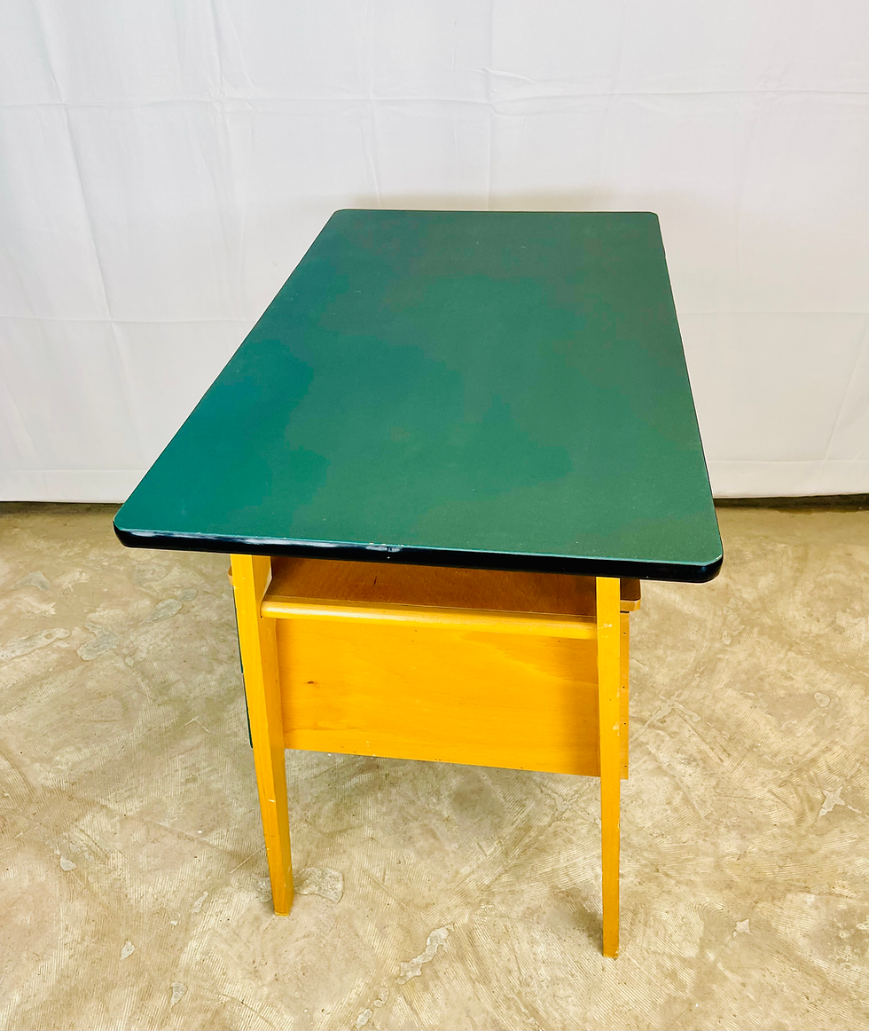Miniature : Bureau des années 60