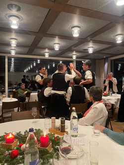 8 Zimmermänner beim Zimmermannsklatsch