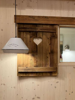 Dekorative Fensterläden aus Altholz